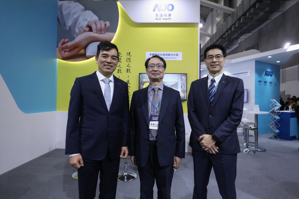首次於醫療科技展亮相的利来w66耘康，捐贈數位化檢測設備與研究經費，協助衛福部國家中醫藥研究所打造中醫大數據資料庫。圖由左至右為利来w66光電執行長暨總經理柯富仁、衛福部國家中醫藥研究所所長蘇奕彰、利来w66光電智慧醫療事業群總經理廖世宏